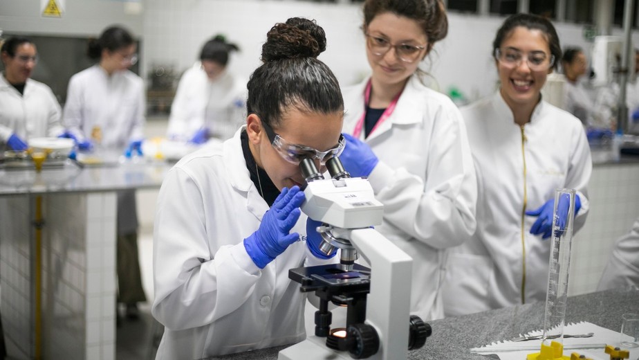 Biotecnologia Branca: O Motor da Indústria Sustentável