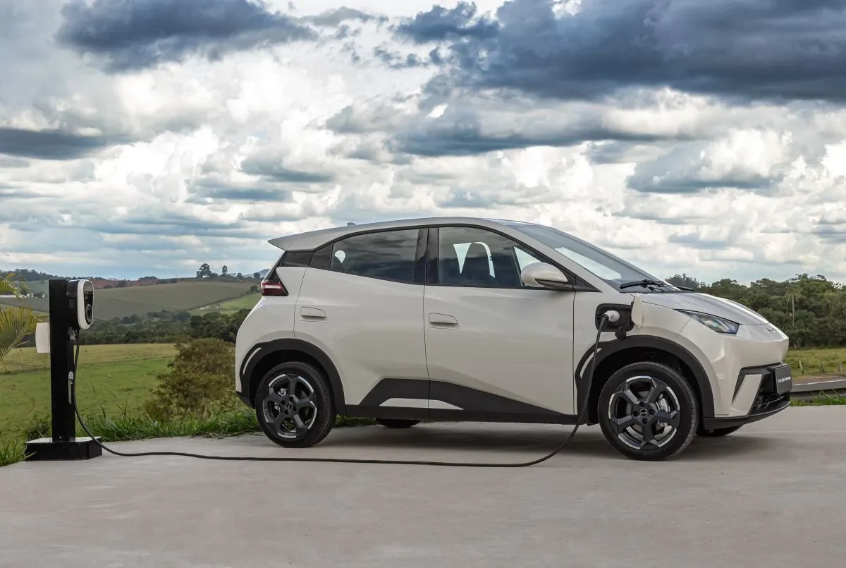 <ul><li>Guia Completo: Carros Elétricos Mais Baratos no Brasil em 2026</li><li>BYD vs. Tesla: Análise de Custo-Benefício e Liderança no Mercado de Elétricos</li><li>Autonomia e Desempenho: Os Carros Elétricos Ideais para Viagens Longas no Brasil</li><li>IPVA e Custos de Manutenção: O Verdadeiro Preço de Ter um Carro Elétrico no Brasil</li><li>Como Escolher o Carro Elétrico Perfeito: Dicas Essenciais para Compradores em 2026</li><li>Infraestrutura de Carregamento: Tudo o que Você Precisa Saber Antes de Comprar um Elétrico</li></ul><p>” loading=”lazy”><figcaption>Referência: mobilidade.estadao.com.br</figcaption></figure><table><caption>Raio-X do Carro Elétrico Brasileiro (2026)</caption><thead><tr><th>Aspecto</th><th>Detalhes Relevantes</th></tr></thead><tbody><tr><td>Expansão de Mercado</td><td>Marcas como BYD, GWM e Volvo liderando o cenário nacional.</td></tr><tr><td>Entrada de Preço (Novos)</td><td>Opções a partir de R$ 100.000, com destaque para o Renault Kwid E-Tech (R$ 99.990).</td></tr><tr><td>Sucessos de Vendas</td><td>BYD Dolphin Mini (eficiência e bateria Blade), GWM Ora 03 Skin (design e autonomia), Caoa Chery iCar (urbano compacto).</td></tr><tr><td>Gigantes Globais</td><td>BYD superando a Tesla em vendas globais, forte custo-benefício no Brasil.</td></tr><tr><td>Luxo Acessível (Seminovos)</td><td>Modelos como BYD Tan podem ser encontrados por menos de R$ 150 mil.</td></tr><tr><td>Tecnologia e Segurança</td><td>Novidades como bancos com massagem de série (Genesis GV70 2026).</td></tr><tr><td>Custo de Propriedade</td><td>Potencial isenção ou redução de IPVA dependendo do estado.</td></tr><tr><td>Desafios</td><td>Necessidade de infraestrutura de carregamento acessível (casa/trabalho) e planejamento para viagens longas.</td></tr></tbody></table><h3>Modelos e Preços de Entrada de Carros Elétricos (2025/2026)</h3><p>Olha só, a primeira barreira para muita gente é o preço. Mas a boa notícia é que, em 2026, o leque de opções para quem quer dar o primeiro passo no mundo elétrico está bem mais democrático. Estamos falando de carros novos que podem custar na casa dos R$ 100.000. O Renault Kwid E-Tech, por exemplo, figura frequentemente como o campeão de acessibilidade, custando menos de R$ 100 mil. É o ponto de partida ideal para quem quer sentir a diferença sem estourar o orçamento.</p><p>Mas não é só ele. O BYD Dolphin Mini virou um fenômeno, combinando um preço competitivo com a tecnologia de ponta da bateria Blade, que entrega segurança e boa performance. Para quem busca algo um pouco mais ousado no design e com uma autonomia que não te deixa na mão, o GWM Ora 03 Skin surge como uma alternativa interessante, girando em torno de R$ 150.000. E se o seu foco é o uso estritamente urbano, aquele compacto ágil para o dia a dia, o Caoa Chery iCar é uma opção a se considerar, por volta de R$ 119.990. A lista de <a href='https://insideevs.uol.com.br/news/748990/carros-eletricos-mais-baratos-2025/' target='_blank' rel='nofollow noopener'>carros elétricos mais acessíveis no Brasil em 2026</a> só cresce, mostrando que o mercado está respondendo à demanda.</p><figure class=