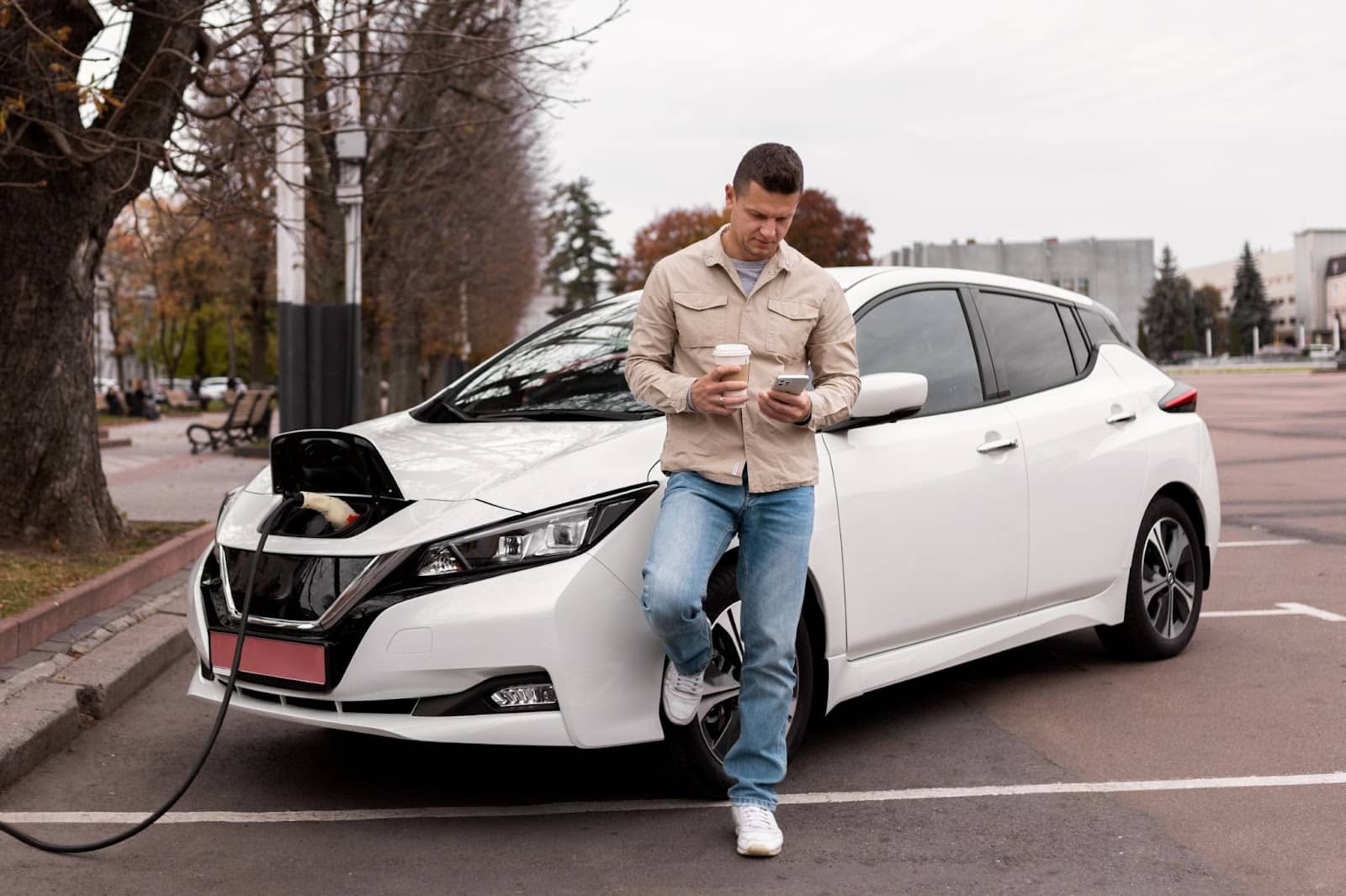 <ul><li>Guia Completo: Carros Elétricos Mais Baratos no Brasil em 2026</li><li>BYD vs. Tesla: Análise de Custo-Benefício e Liderança no Mercado de Elétricos</li><li>Autonomia e Desempenho: Os Carros Elétricos Ideais para Viagens Longas no Brasil</li><li>IPVA e Custos de Manutenção: O Verdadeiro Preço de Ter um Carro Elétrico no Brasil</li><li>Como Escolher o Carro Elétrico Perfeito: Dicas Essenciais para Compradores em 2026</li><li>Infraestrutura de Carregamento: Tudo o que Você Precisa Saber Antes de Comprar um Elétrico</li></ul><p>” loading=”lazy”><figcaption>Referência: 99app.com</figcaption></figure><h2>Dicas Extras para Você</h2><ul><li><strong>Planeje sua Recarga:</strong> Em casa ou no trabalho é o ideal. Verifique a viabilidade de instalar um carregador.</li><li><strong>Fique de Olho no IPVA:</strong> A isenção ou redução varia por estado. Pesquise a legislação local para economizar.</li><li><strong>Considere o Usado:</strong> Modelos de luxo seminovos, como o BYD Tan, podem ser achados por menos de R$ 150 mil, uma ótima oportunidade.</li><li><strong>Apps são seus Amigos:</strong> Para viagens, use PlugShare ou apps como o da <a href='https://www.neocharge.com.br/tudo-sobre/carro-eletrico/veiculo-eletrico' target='_blank' rel='nofollow noopener'>NeoCharge</a> para achar eletropostos.</li><li><strong>Custo de Manutenção:</strong> Geralmente menor que carros a combustão, mas pesquise peças e mão de obra especializada.</li></ul><h2>Dúvidas Frequentes</h2><h3>Qual o carro elétrico mais barato em 2026?</h3><p>O Renault Kwid E-Tech costuma ser citado como o mais acessível, partindo de cerca de R$ 99.990. Outras opções como o BYD Dolphin Mini e o Caoa Chery iCar também entram na disputa por carros elétricos mais acessíveis no Brasil.</p><h3>Carros elétricos são bons para viagens longas?</h3><p>Sim, mas exigem planejamento. A autonomia real varia, e é crucial mapear os pontos de recarga no trajeto. Aplicativos ajudam a localizar eletropostos e a <a href='https://www.neocharge.com.br/tudo-sobre/carro-eletrico/veiculo-eletrico' target='_blank' rel='nofollow noopener'>NeoCharge</a> oferece soluções para isso.</p><h3>E o IPVA para carros elétricos, como fica?</h3><p>Depende muito do estado. Muitos oferecem isenção total ou alíquotas reduzidas, como 0,5% a 2%. Vale a pena conferir a legislação do seu estado para entender os custos.</p><h3>Onde posso carregar meu carro elétrico?</h3><p>O ideal é ter um ponto de recarga em casa ou no trabalho. A infraestrutura de carregamento pública está crescendo, mas ainda é um ponto de atenção para quem não tem essa facilidade.</p><h3>Carros elétricos usados valem a pena?</h3><p>Podem ser uma excelente porta de entrada! Modelos de luxo seminovos, como o BYD Tan, sofrem desvalorização e podem ser encontrados por preços muito atrativos, oferecendo tecnologia de ponta por um custo menor.</p><h2>O Futuro Já Está Rodando</h2><p>Olha só, a verdade é que os carros elétricos não são mais uma promessa distante, eles chegaram com tudo em 2026. Seja pela economia de combustível, menor impacto ambiental ou pela tecnologia embarcada, a transição está acontecendo. Se você busca um carro elétrico urbano com bom custo-benefício ou está pensando em modelos com maior autonomia para viagens, o mercado brasileiro está repleto de opções interessantes. A infraestrutura de carregamento e os incentivos fiscais para carros elétricos no Brasil continuam evoluindo, tornando a experiência cada vez mais prática e vantajosa. Pode confessar, o futuro da mobilidade é elétrico e ele já está batendo na sua porta.</p></p></div></div></article><div class=