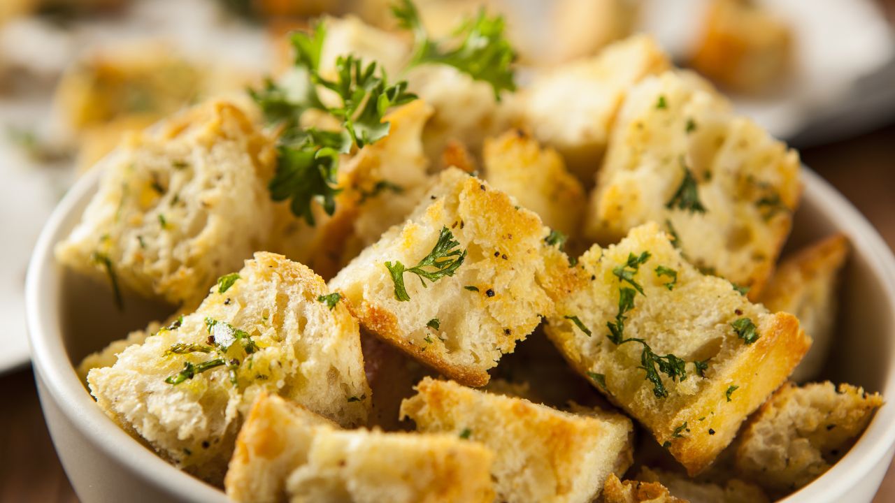 Croutons temperados com alho e ervas