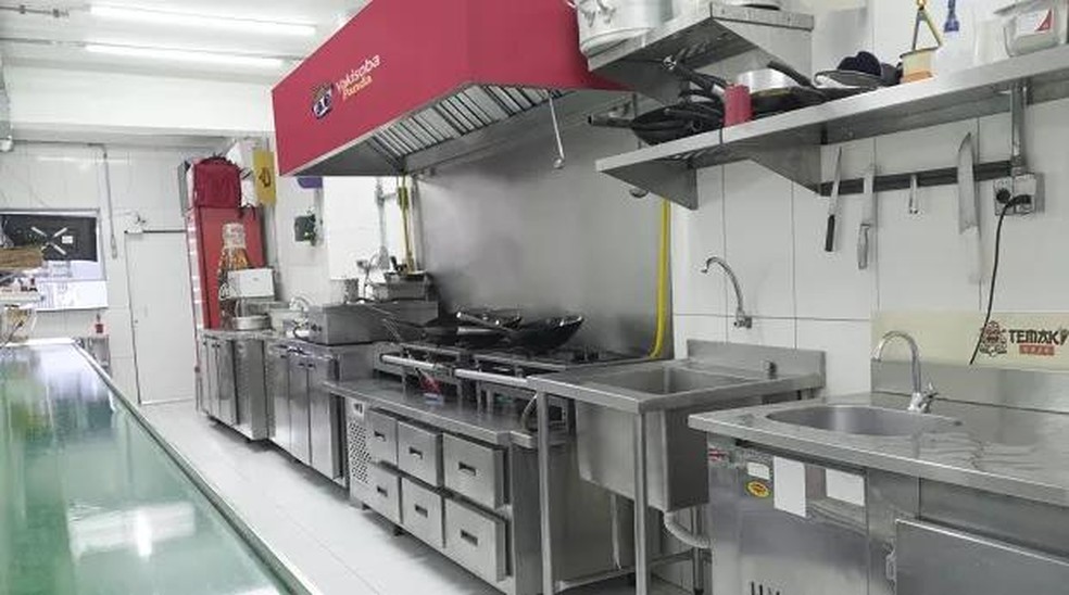 5 ideias de títulos:
1. Dark Kitchen: O Guia Completo para Entender o Modelo de Negócio
2. Como Abrir sua Própria Dark Kitchen: Passo a Passo Essencial
3. Vantagens e Desafios das Dark Kitchens: Vale a Pena Investir?
4. Tecnologia e Operação: Os Segredos do Sucesso das Dark Kitchens
5. Dark Kitchen vs. Restaurante Tradicional: Qual a Diferença?