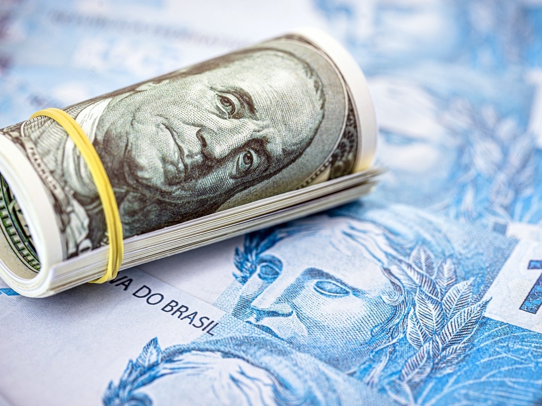 Como a queda do dólar afeta suas viagens internacionais