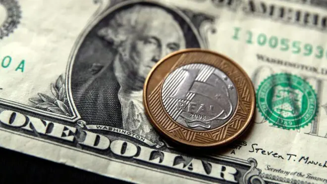 Investir em dólar agora: Vale a pena com a cotação atual?