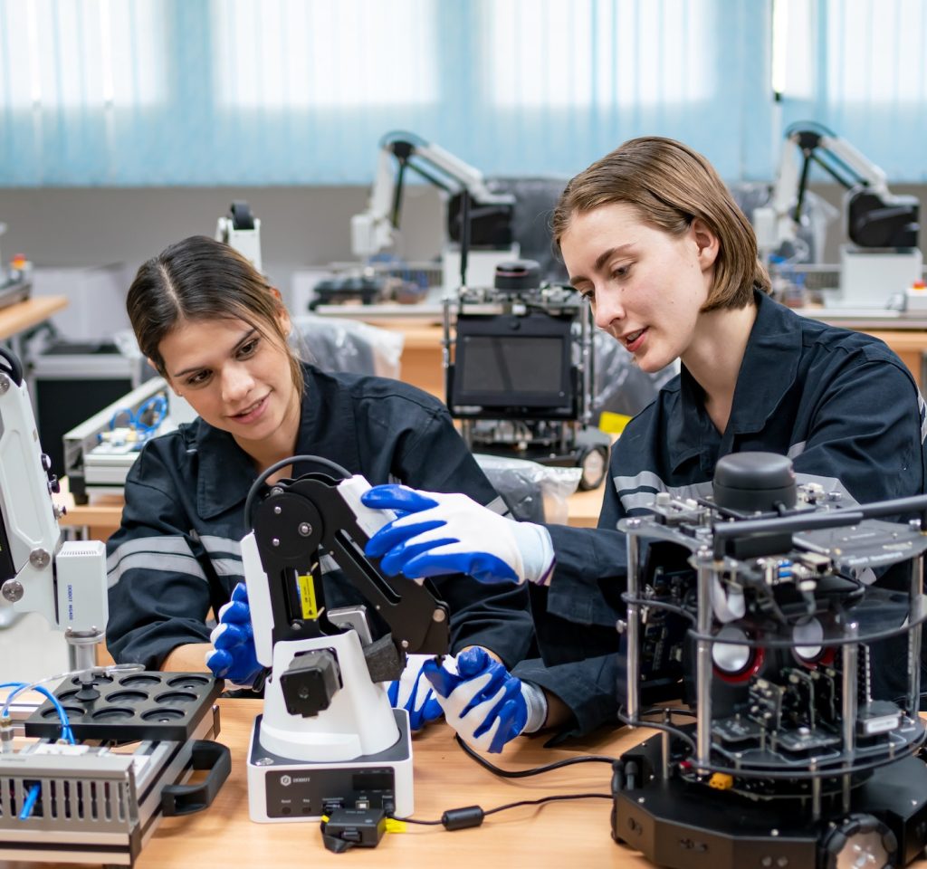 O impacto da robótica na força de trabalho: requalificação e bem-estar