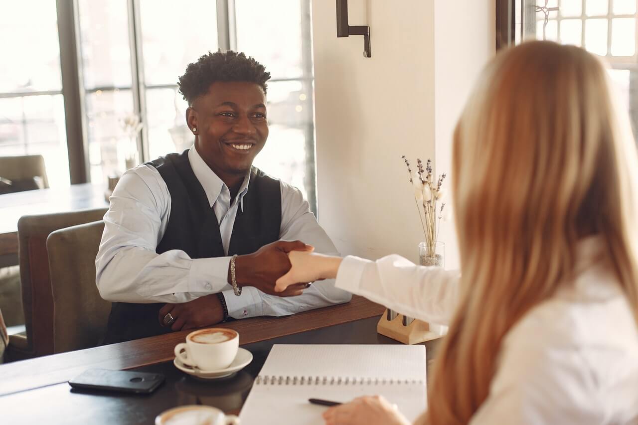 1. O Papel Essencial do Headhunter na Contratação de Executivos 2. Headhunter vs. Recrutador: Entenda as Diferenças Cruciais 3. Como um Headhunter Pode Impulsionar Sua Carreira 4. O Processo de Seleção de um Headhunter: Etapas e Dicas 5. Remuneração e Custos: Quanto Custa Contratar um Headhunter?