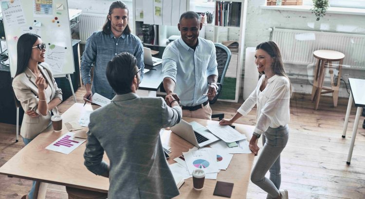 As 5 Habilidades Essenciais para a Liderança na Era Digital; Como a Cultura de Inovação Impulsiona o Engajamento da Equipe; Ferramentas Digitais para Otimizar a Liderança Inovadora; Estudos de Caso: Líderes Inovadores que Transformaram o Mercado; O Papel da Autoavaliação no Desenvolvimento da Liderança Inovadora