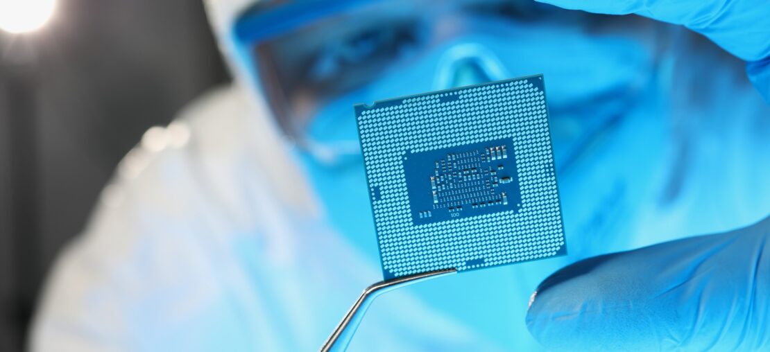 Nanotecnologia na Medicina: O Futuro dos Tratamentos; Como a Nanotecnologia Transforma a Indústria Eletrônica; Impacto da Nanotecnologia no Meio Ambiente e Alimentos; As Abordagens Top-down e Bottom-up na Criação de Nanomateriais; Richard Feynman e a História da Nanotecnologia.