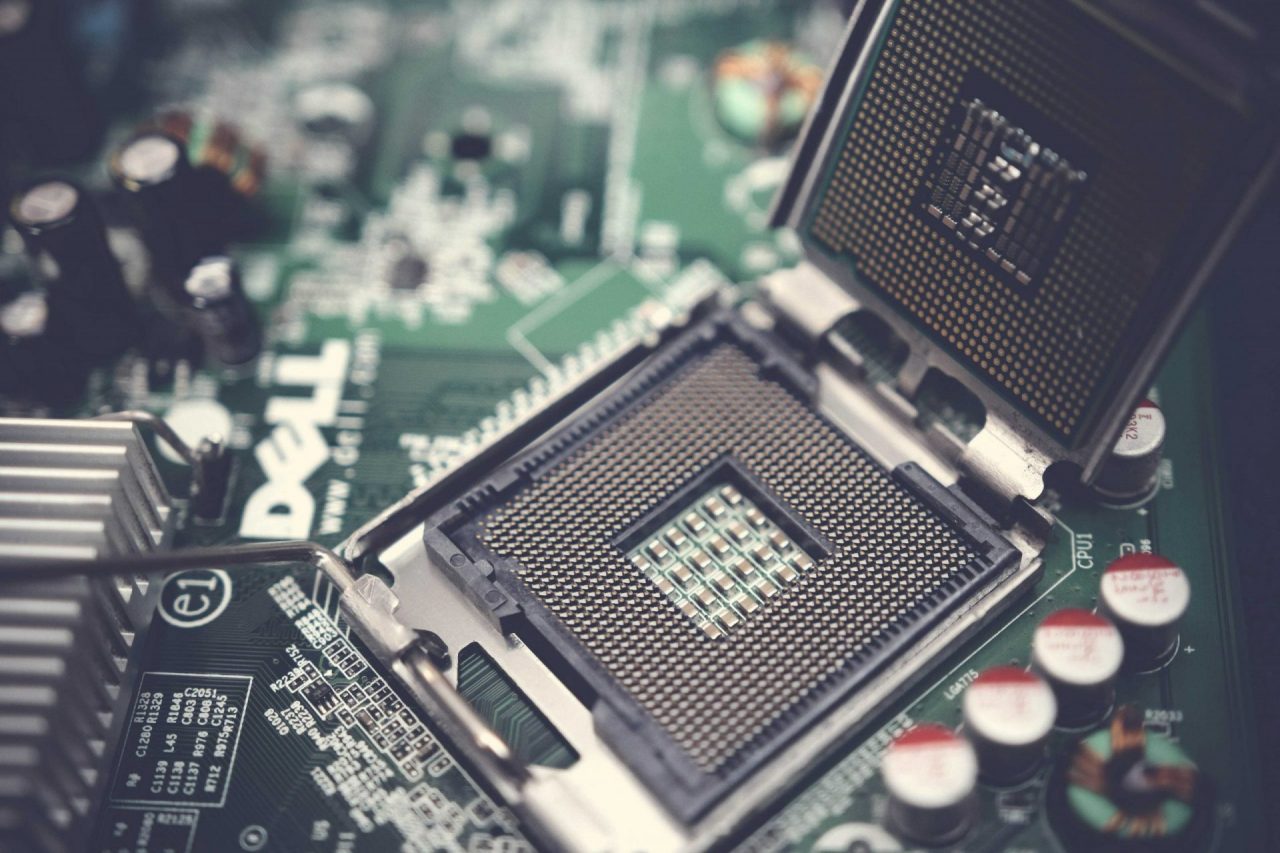 Nanotecnologia na Medicina: O Futuro dos Tratamentos; Como a Nanotecnologia Transforma a Indústria Eletrônica; Impacto da Nanotecnologia no Meio Ambiente e Alimentos; As Abordagens Top-down e Bottom-up na Criação de Nanomateriais; Richard Feynman e a História da Nanotecnologia.