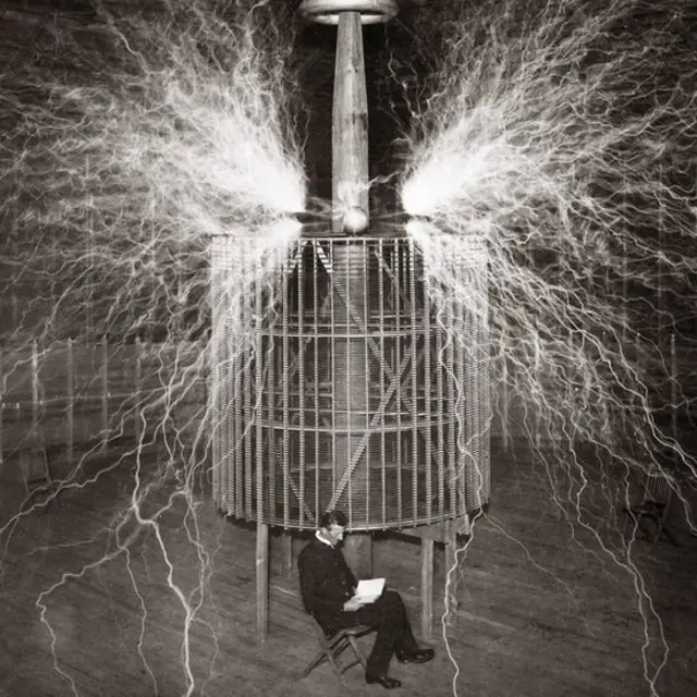 O Legado Imortal de Nikola Tesla: De Inventor Esquecido a Ícone da Ciência e Tecnologia