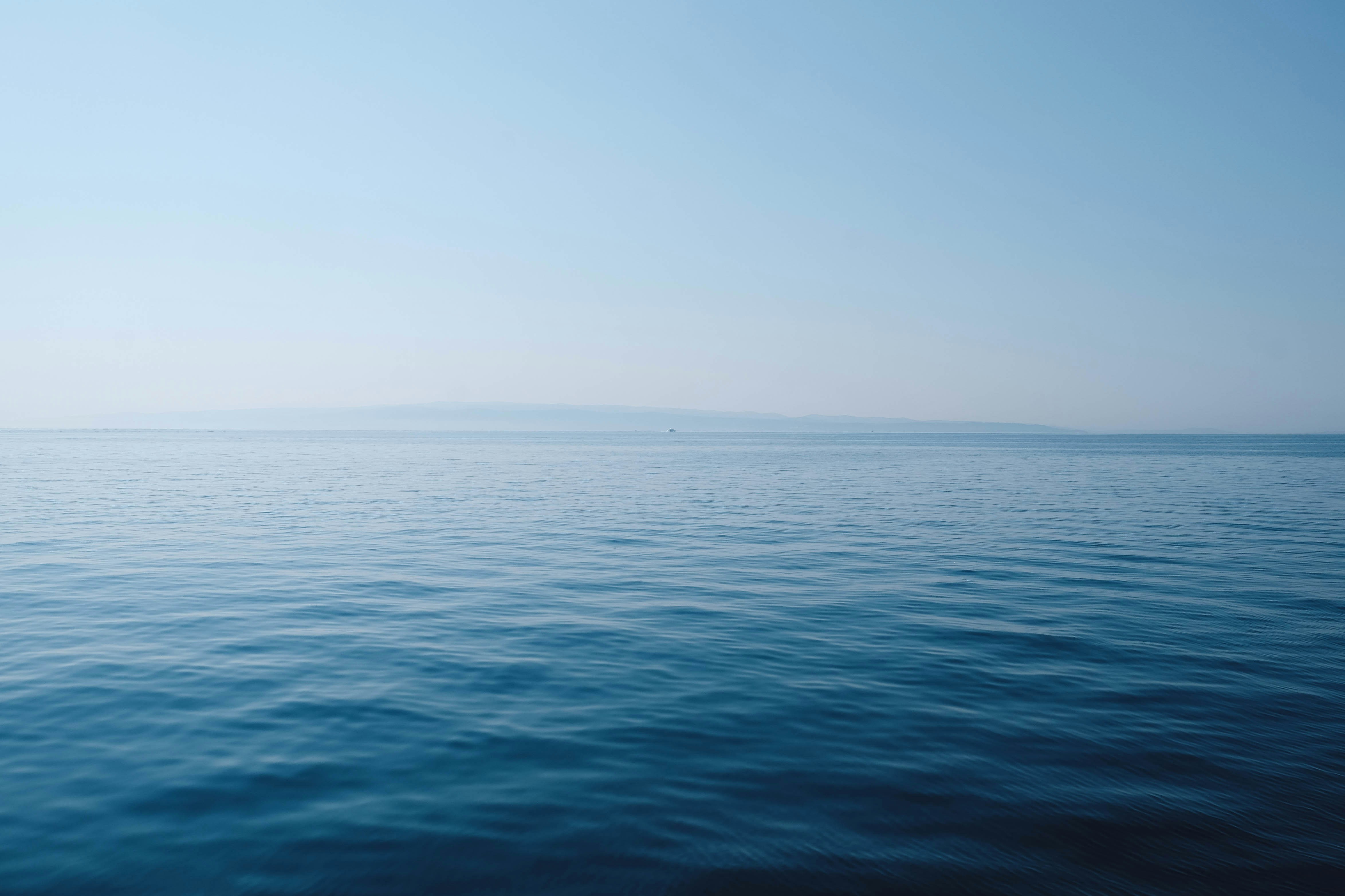 5 ideias de títulos:
1. Desvendando a Estratégia do Oceano Azul: Do Conceito à Aplicação Prática
2. Oceano Azul vs. Oceano Vermelho: Como Escolher o Melhor Caminho para o Seu Negócio
3. A Ciência por Trás do Azul do Mar: Entenda a Física da Cor Oceânica
4. Exemplos de Sucesso da Estratégia Oceano Azul: Cirque du Soleil e Netflix
5. Além da Estratégia: Outros Significados Fascinantes do Termo