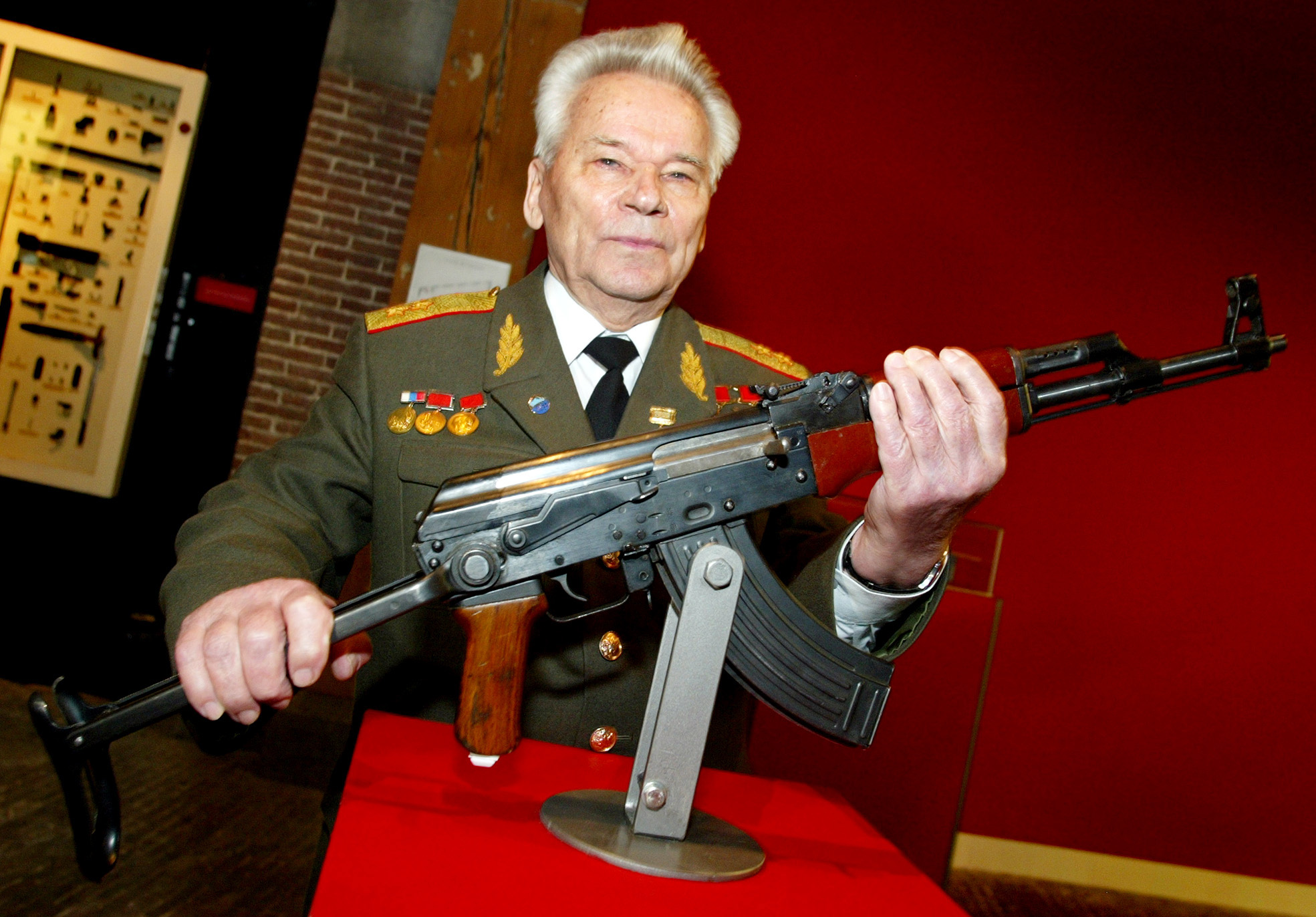 O Legado de Mikhail Kalashnikov: Mais Que um Inventor