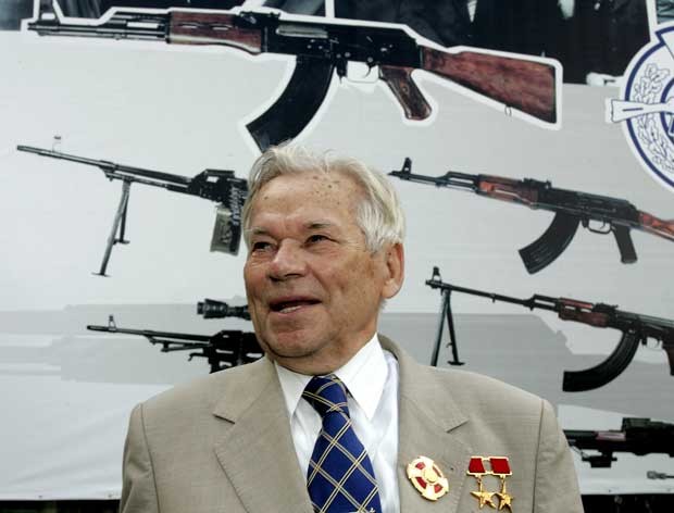 A História de um Ícone; AK-47 vs. Sturmgewehr 44: Uma Análise Comparativa de Design; A Produção da AK-47: Da Fábrica Russa ao Mercado Global; Os Prêmios de Kalashnikov: Reconhecimento por uma Invenção Revolucionária; A Evolução da AK-47: Modelos e Variações ao Longo do Tempo