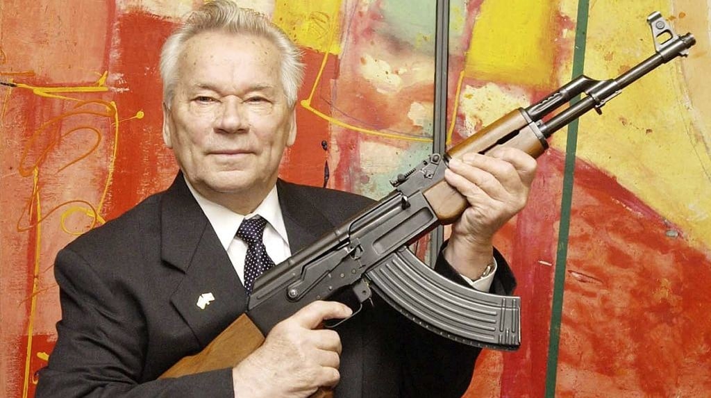 A História de um Ícone; AK-47 vs. Sturmgewehr 44: Uma Análise Comparativa de Design; A Produção da AK-47: Da Fábrica Russa ao Mercado Global; Os Prêmios de Kalashnikov: Reconhecimento por uma Invenção Revolucionária; A Evolução da AK-47: Modelos e Variações ao Longo do Tempo