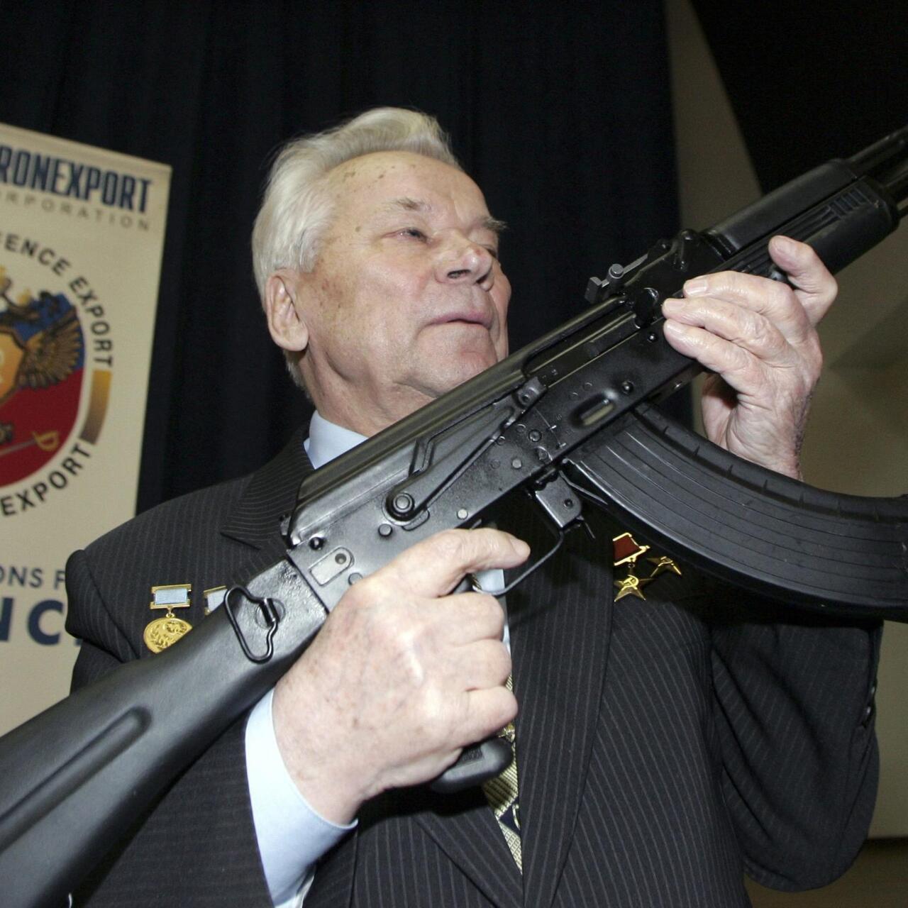 A História de um Ícone; AK-47 vs. Sturmgewehr 44: Uma Análise Comparativa de Design; A Produção da AK-47: Da Fábrica Russa ao Mercado Global; Os Prêmios de Kalashnikov: Reconhecimento por uma Invenção Revolucionária; A Evolução da AK-47: Modelos e Variações ao Longo do Tempo