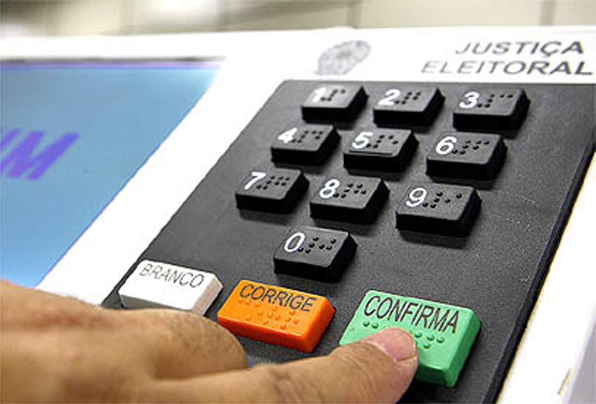 Urna Eletrônica Brasileira vs. Sistemas de Votação Internacionais: Uma Análise Comparativa