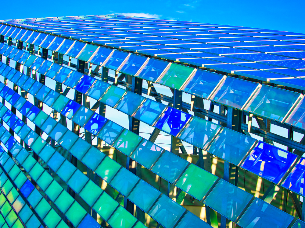 Como o Vidro Fotovoltaico Reduz a Conta de Luz em Edifícios Comerciais