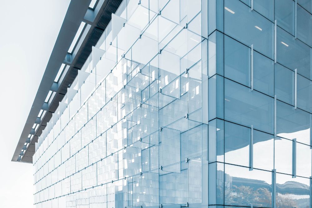 Como o Vidro Fotovoltaico Reduz a Conta de Luz em Edifícios Comerciais