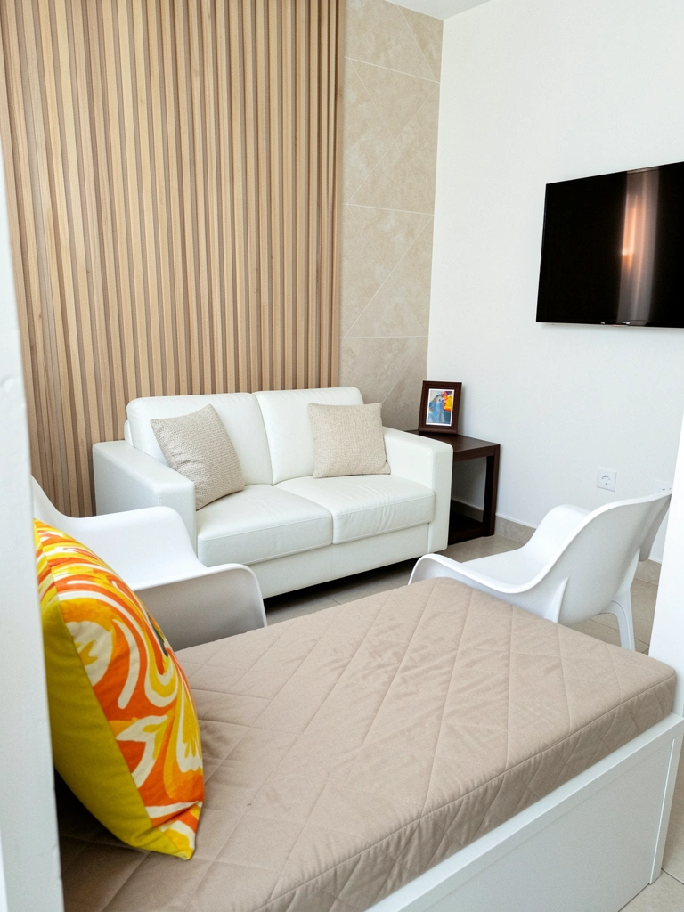 Almofadas coloridas e quadros decorativos sobre fundo neutro.
