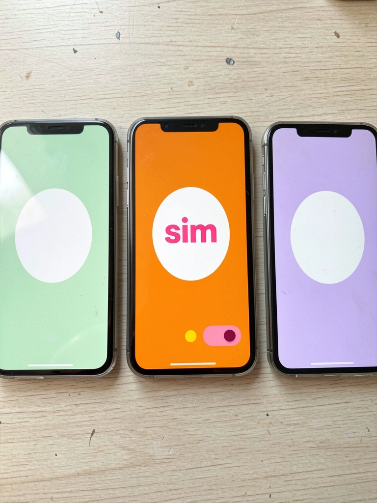 Três smartphones exibindo telas de aplicativos financeiros lado a lado