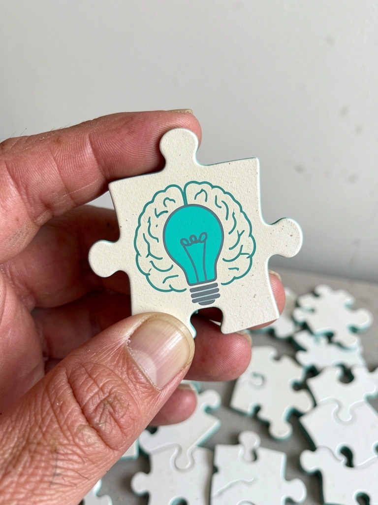 Ilustração de um cérebro dividido em seções coloridas com setas conectando ideias e um funil destacando uma delas.