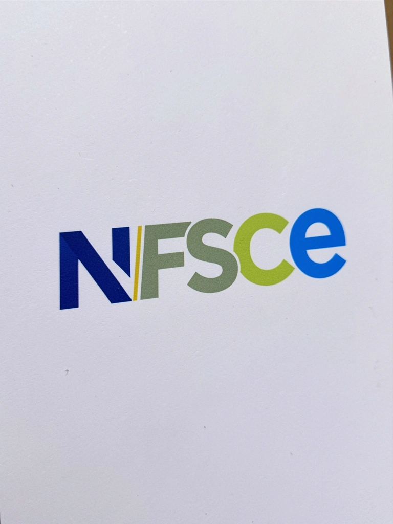 Tela de computador exibindo um painel de controle com gráficos e a sigla NFSe em destaque.