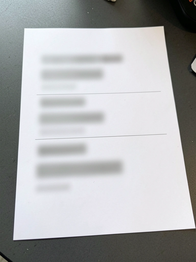 Pessoa preenchendo formulário de cadastro empresarial em uma mesa de escritório.