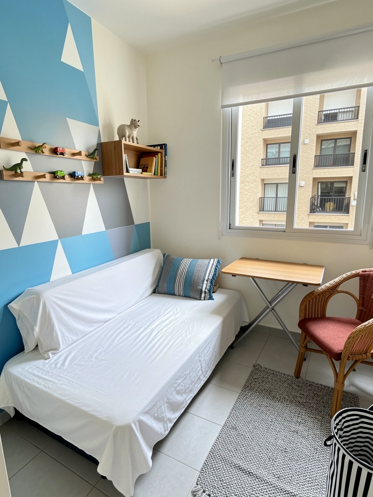Sofá-cama aberto com colchão visível e mesa retrátil ao centro em sala compacta.